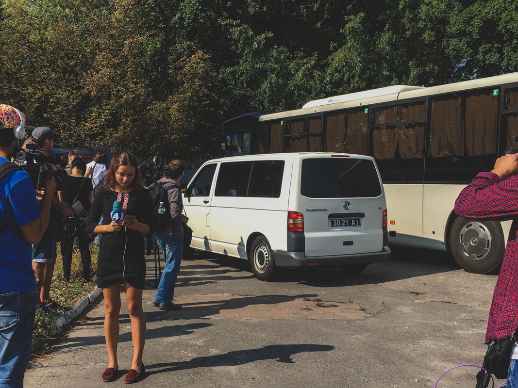 Тот самый военный автомобиль, который заехал на территорию аэропорта Тот самый военный автомобиль, который заехал на территорию аэропорта