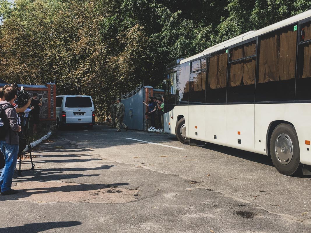 Военные заезжают на территорию аэропорта Военные заезжают на территорию аэропорта