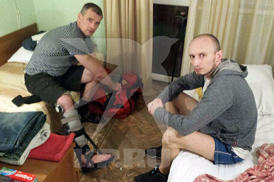 Украинские пленные перед выездом - видим, что как минимум у одного человека травмирована нога Украинские пленные перед выездом - видим, что как минимум у одного человека травмирована нога