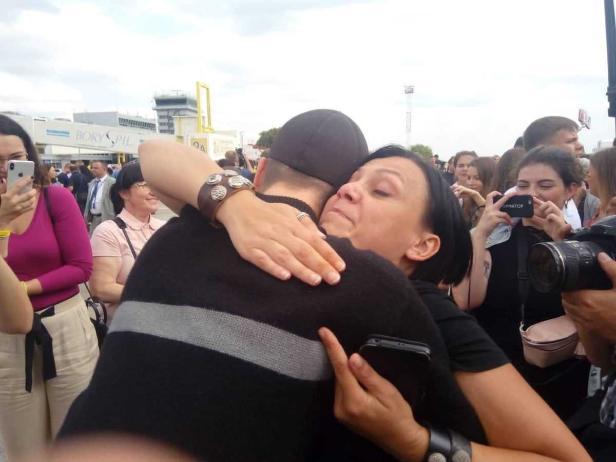 По прибытии они сразу попали в объятия родных. Фото - журналист Андрей Цаплиенко