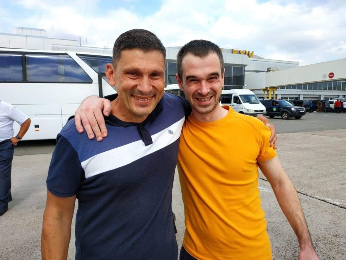 Настоящая радость на лице обоих мужчин. Фото - журналист Андрей Цаплиенко