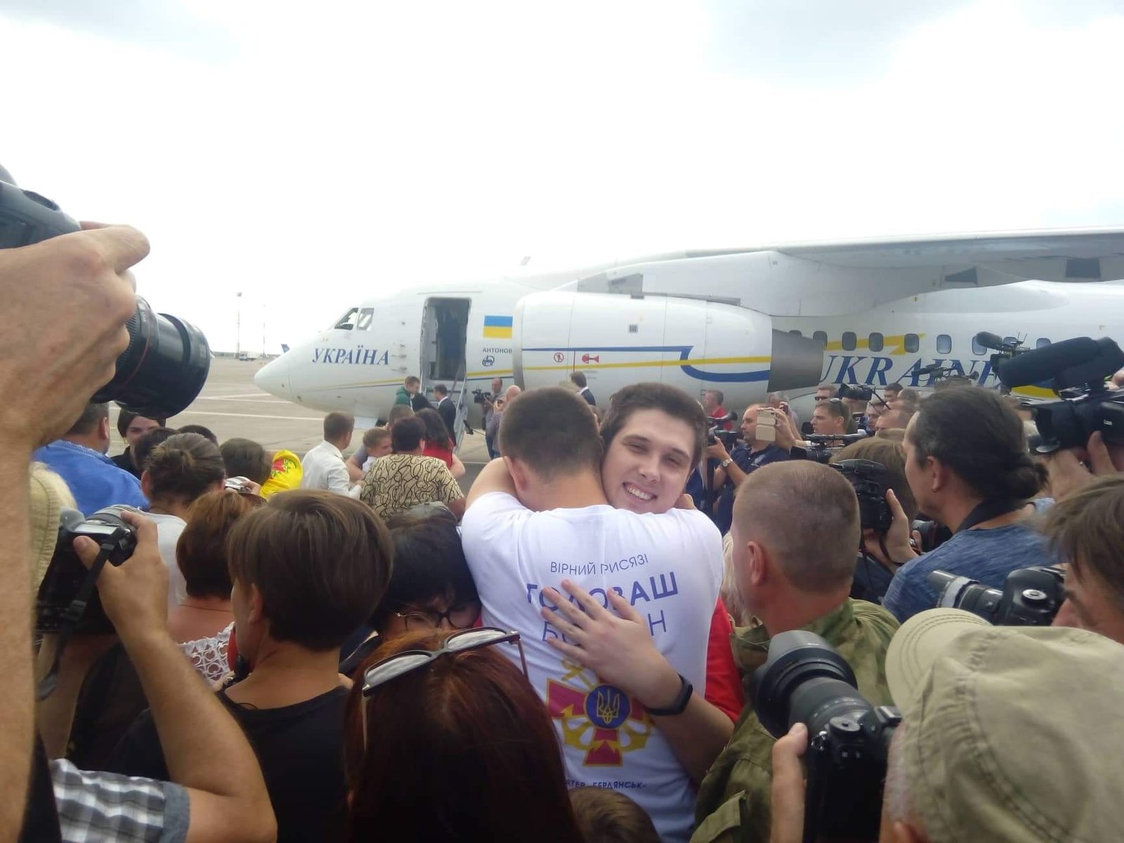 Среди 35 человек 24 - украинские моряки. Фото - журналист Андрей Цаплиенко