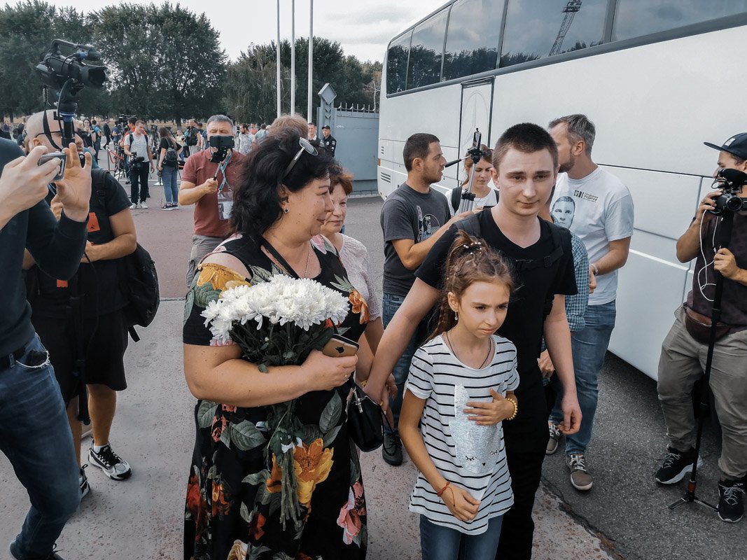 В аэропорту "Борисполь" пленных ждала целая куча людей