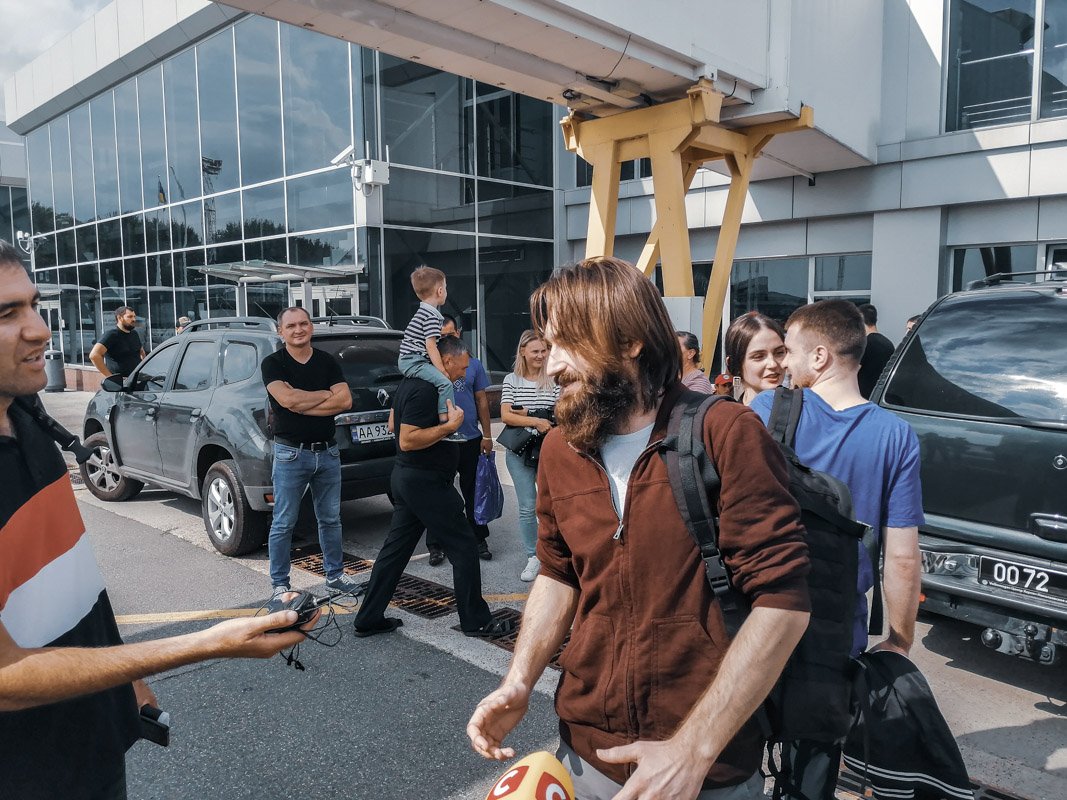 Некоторые из вернувшихся дают комментарии журналистам