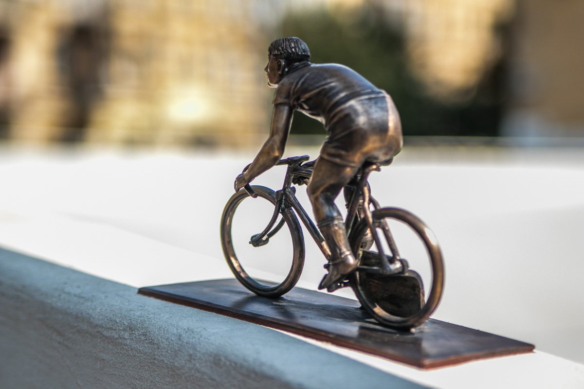 На этот раз скульптурка посвящена велосипедисту и находится возле Киевского велотрека
