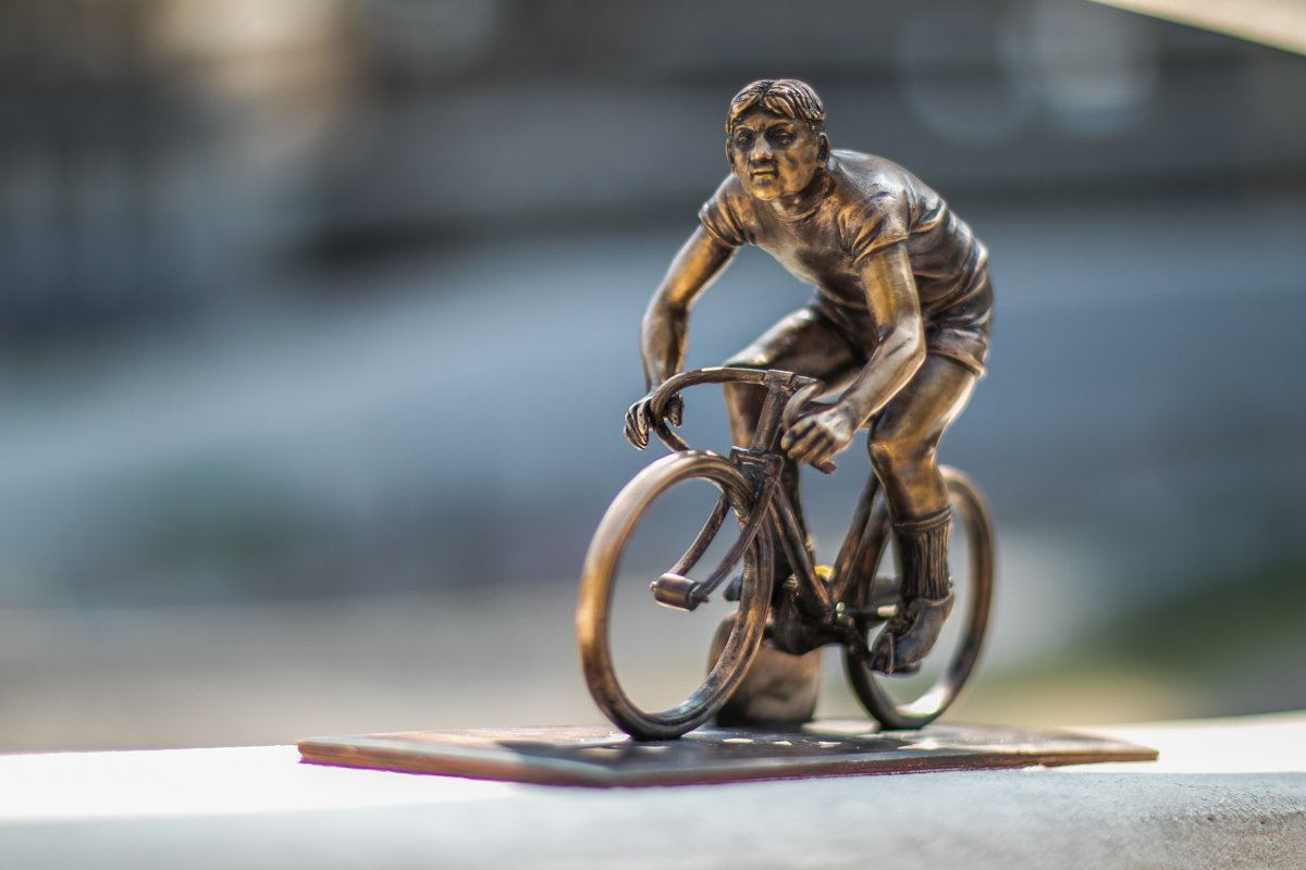 Велосипедист словно взлетает вверх на трек, так что фото с ним получаются крутыми