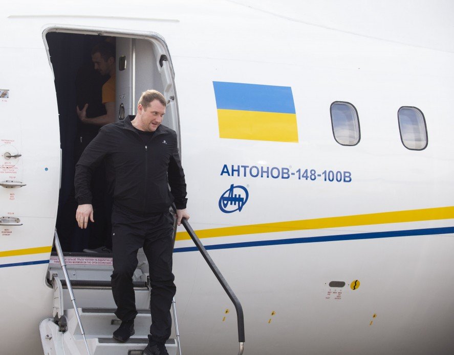 И вот, наконец, люди впервые за очень долгий период ступают на родную землю И вот, наконец, люди впервые за очень долгий период ступают на родную землю