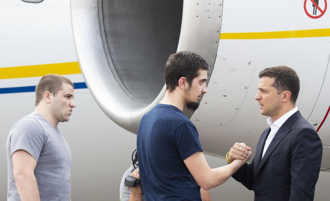 Он лично пожал руку каждому из 35 вернувшихся людей Он лично пожал руку каждому из 35 вернувшихся людей