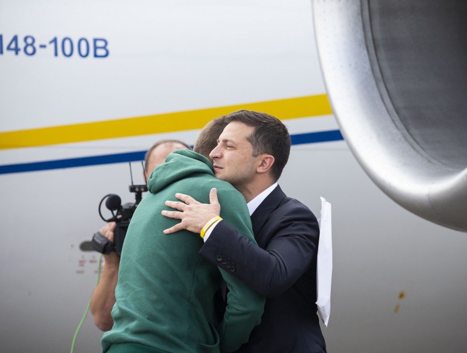 Также каждому военному моряку он передал браслет с именем этого героя Также каждому военному моряку он передал браслет с именем этого героя