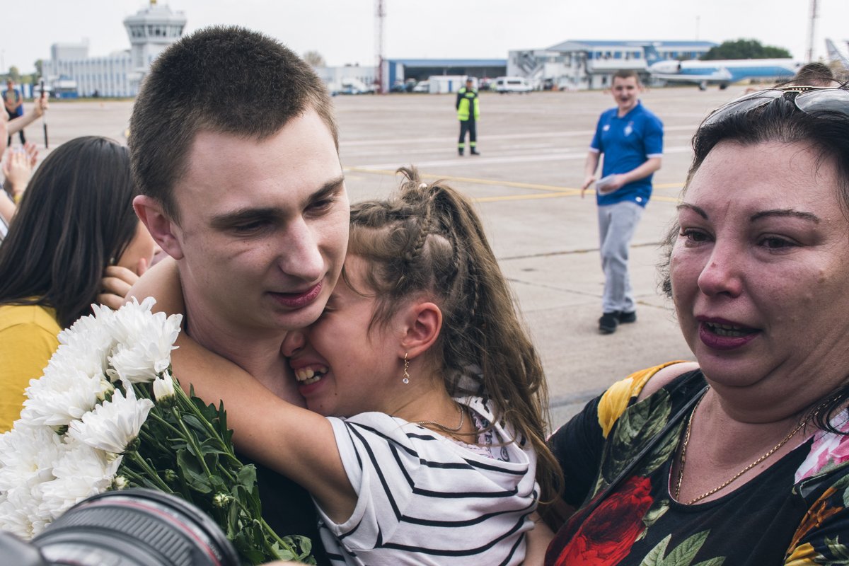 Так семья встречает 20-летнего пленного моряка Вячеслава Зинченко Так семья встречает 20-летнего пленного моряка Вячеслава Зинченко