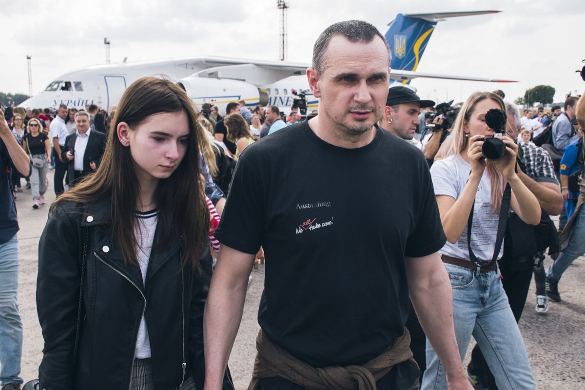 Олег Сенцов не давал слишком много комментариев журналистам, а просто обнимал дочь Олег Сенцов не давал слишком много комментариев журналистам, а просто обнимал дочь