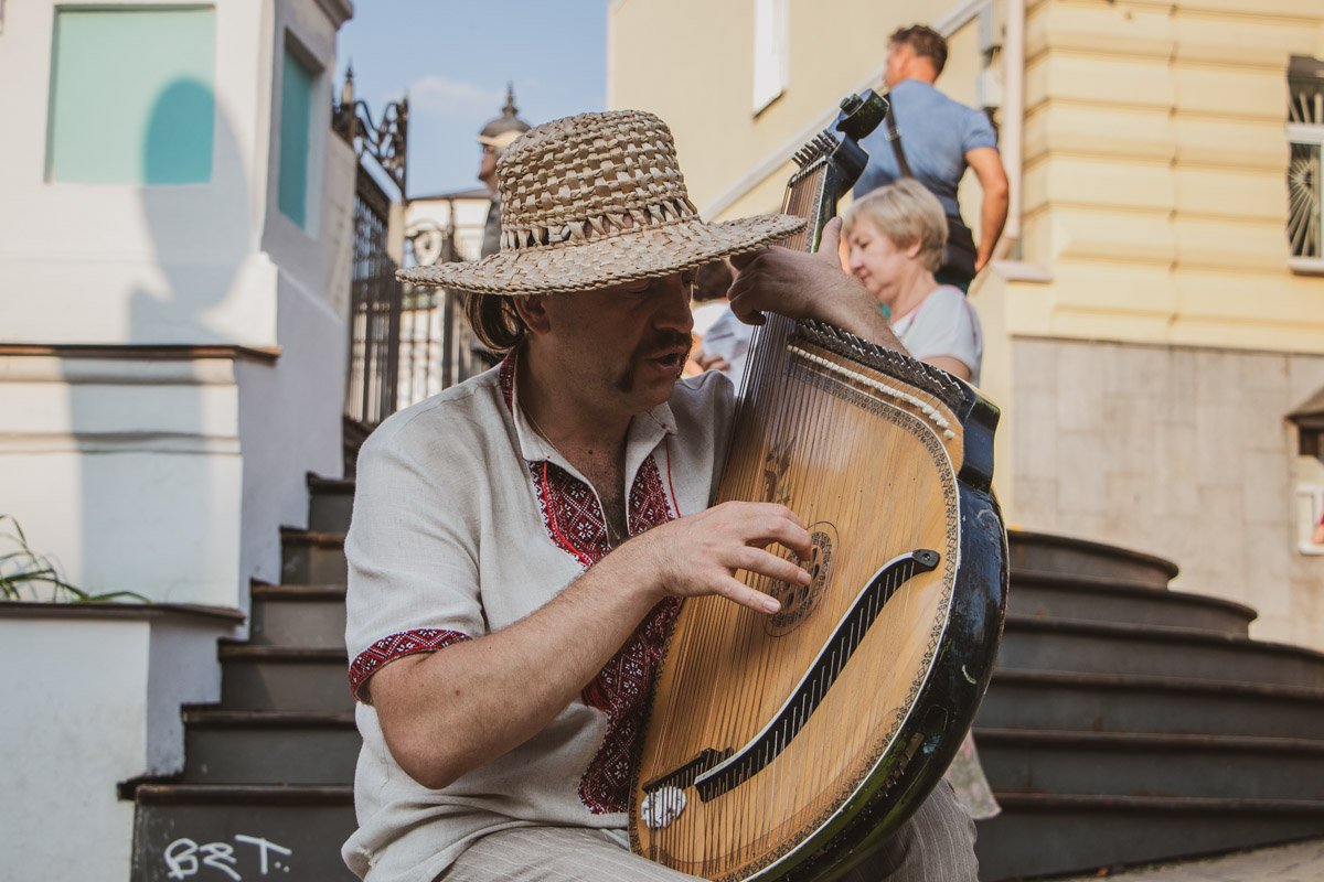 В самом начале улицы сидел кобзарь, который радовал всех гостей чарующей музыкой