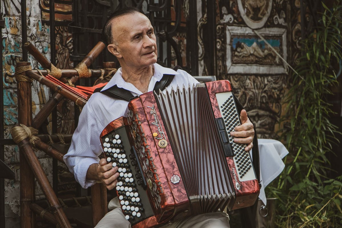 По всему Андреевскому спуску, то здесь, то там звучала живая музыка