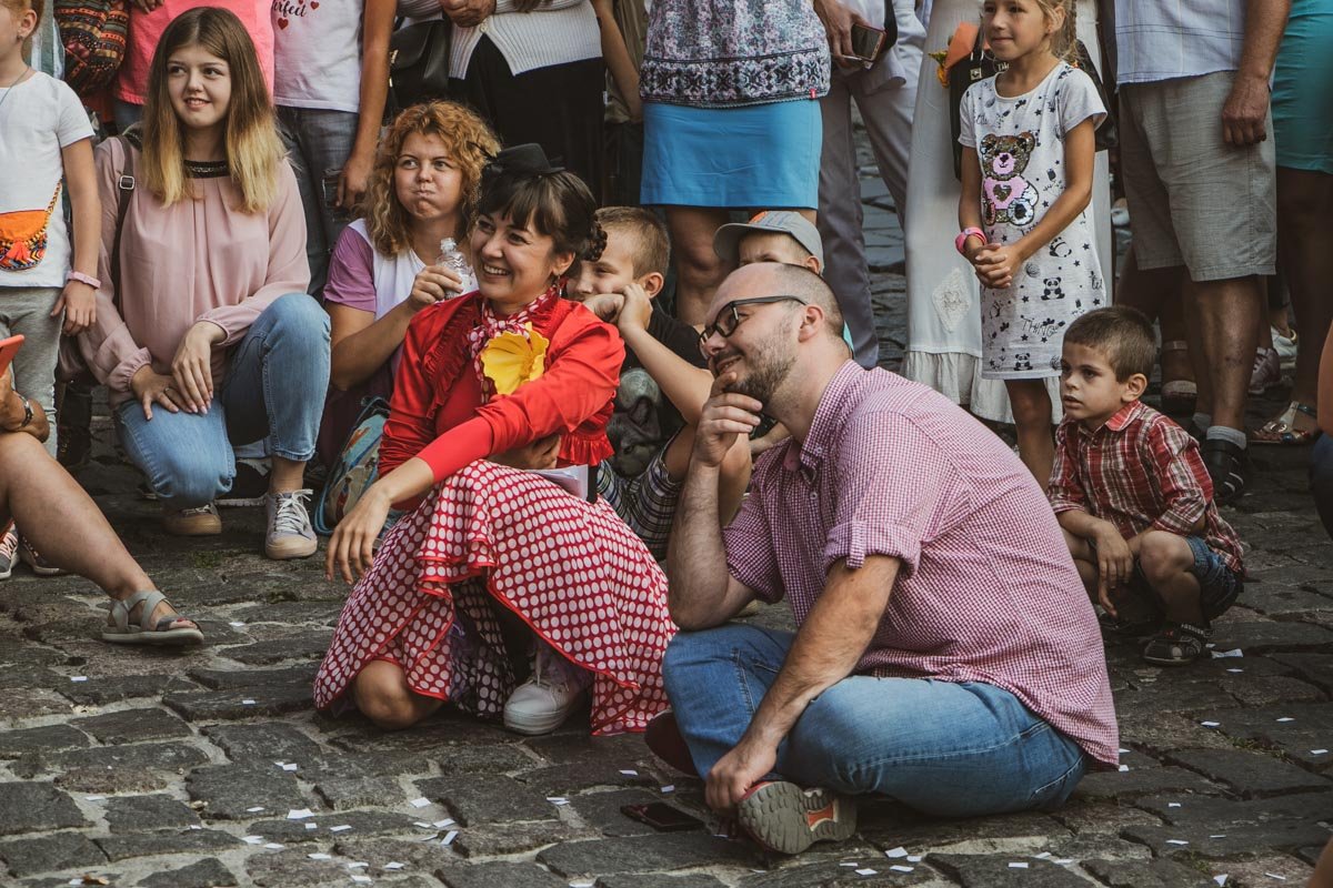 Гости праздника и просто случайные прохожие с удовольствием останавливались, чтобы послушать музыкальное выступление или насладиться номером