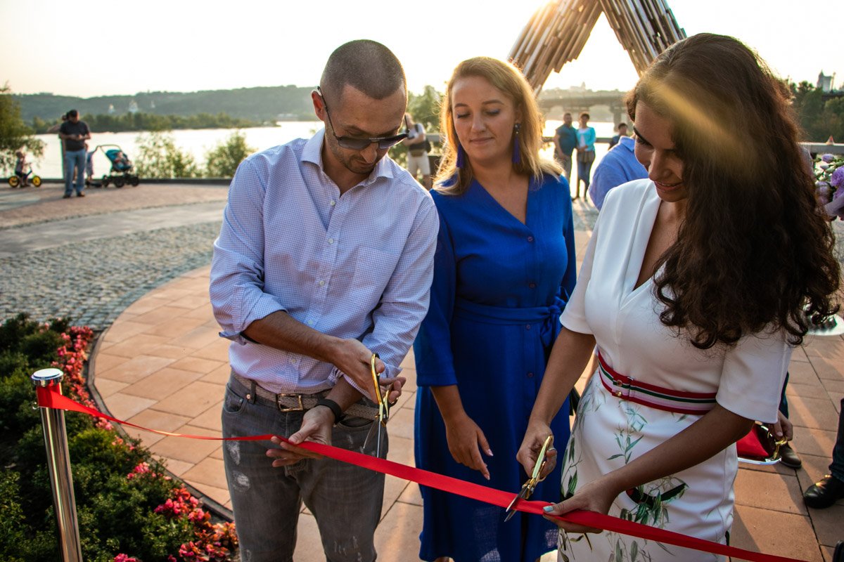 В Киеве на Днепровской набережной открыли памятник "Единение" 