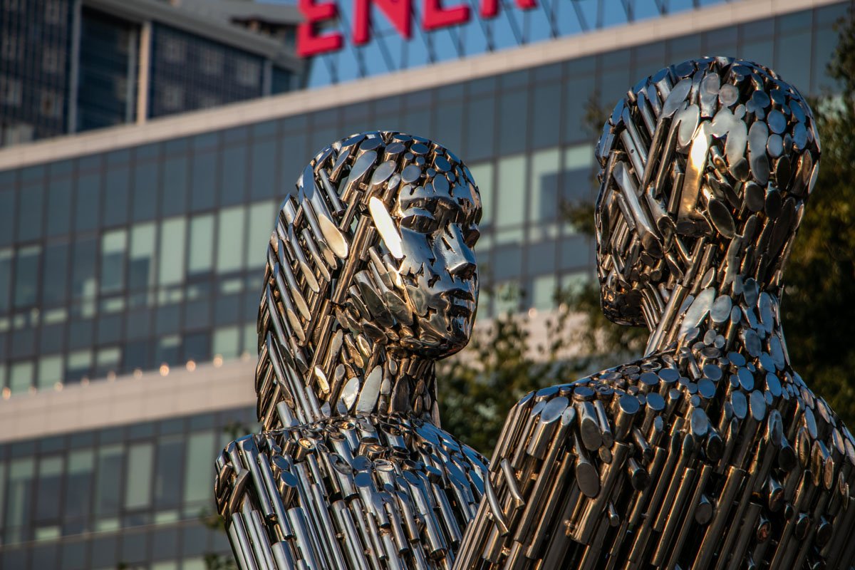 Памятник создали из тысячи труб и прутьев 