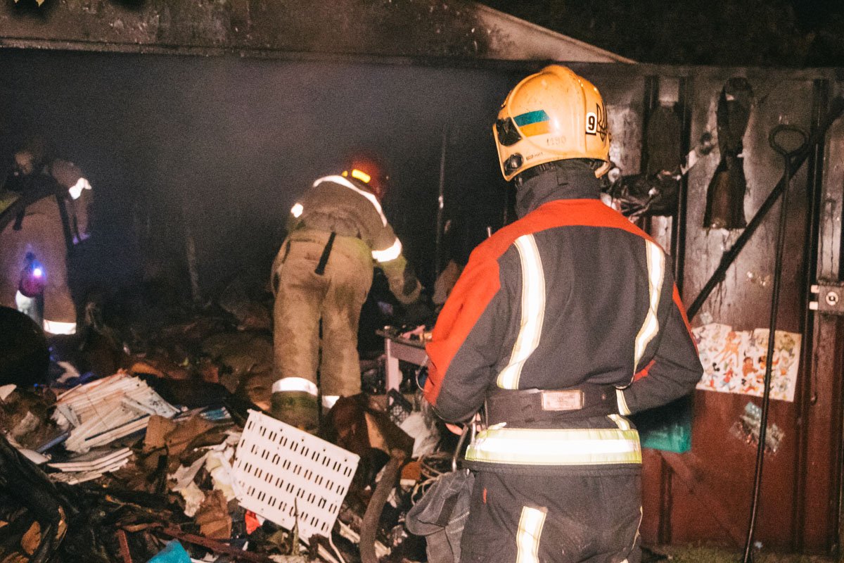 Во дворе жилого дома горел гараж-пункт приема вторичного сырья Во дворе жилого дома горел гараж-пункт приема вторичного сырья