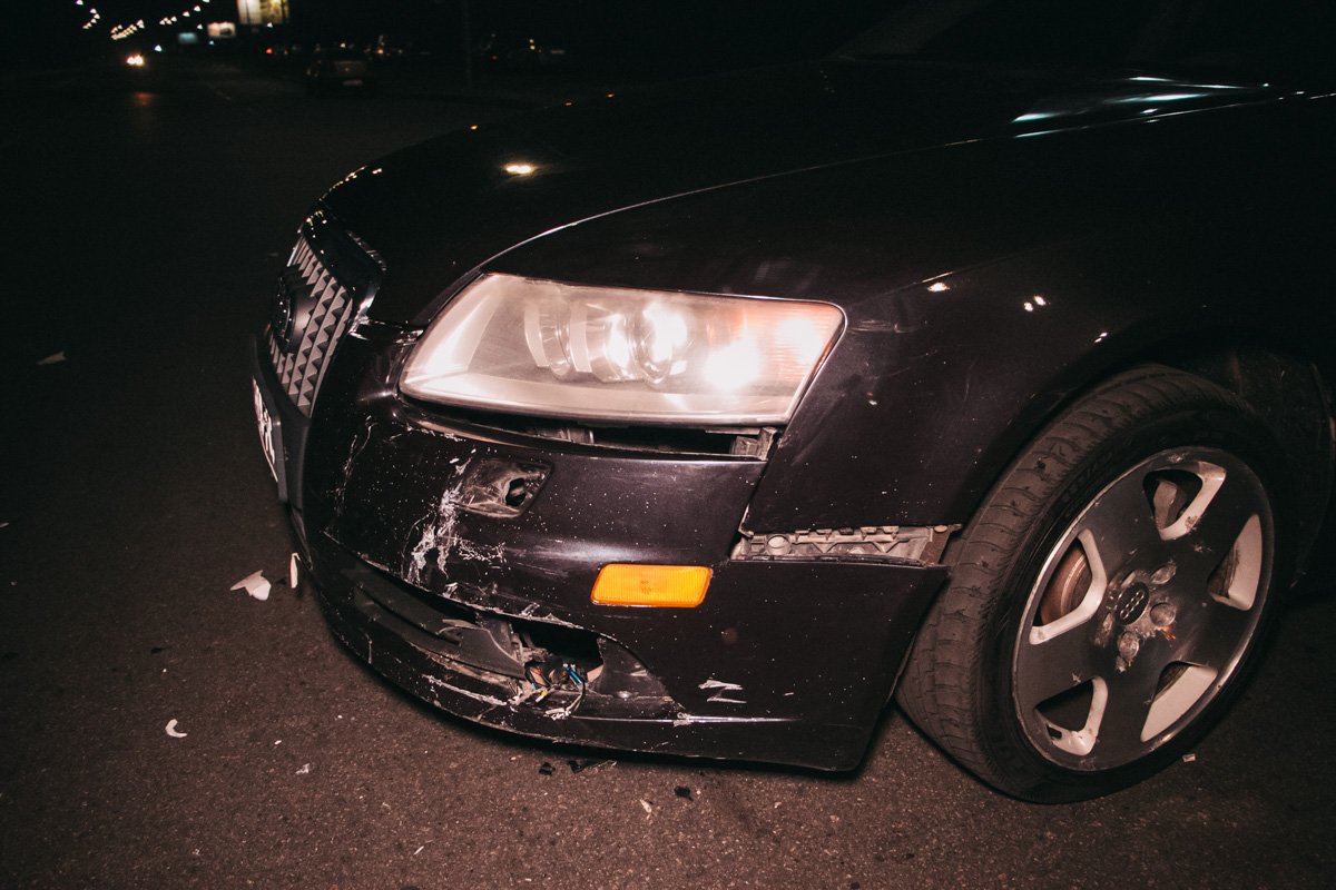 Предварительно, машина выезжала со двора, а мопед заезжал Предварительно, машина выезжала со двора, а мопед заезжал