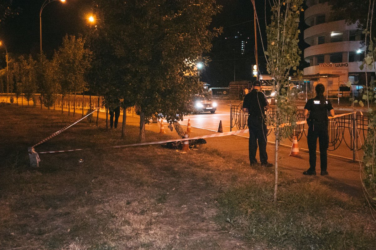 В ночь на 8 сентября в Киеве на пересечении улиц Здолбуновской и Михаила Драгоманова обнаружили труп мужчины