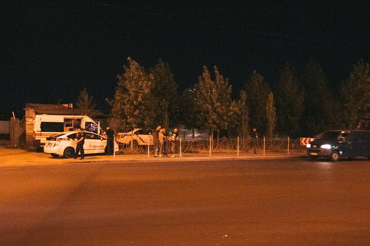 Изначально очевидцы обратили внимание на мужчину, который странно идет