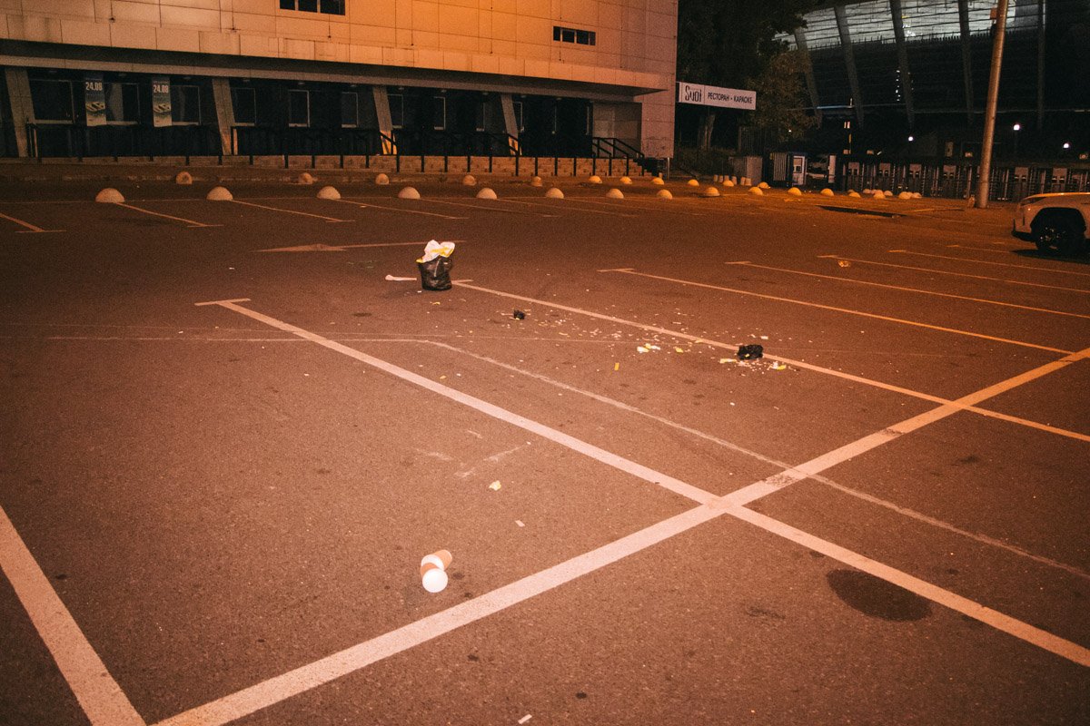 После окончания концерта территория вокруг стадиона превратилась в стихийную свалку