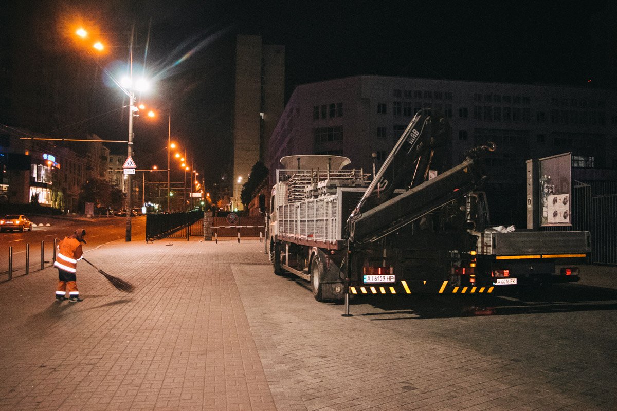 Несмотря на то, что коммунальщики уже несколько часов убирали территорию, мусора по прежнему хватало