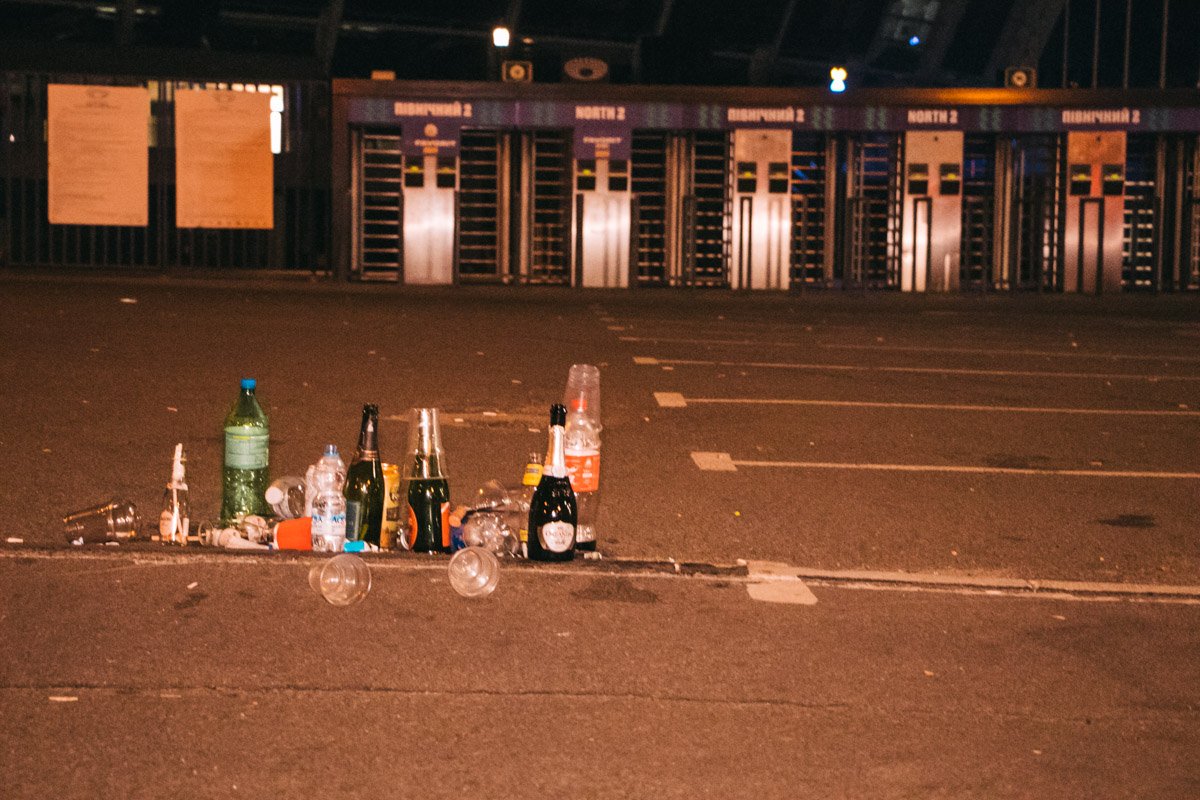 То вот такие "островки" мусора посреди парковки удивляют