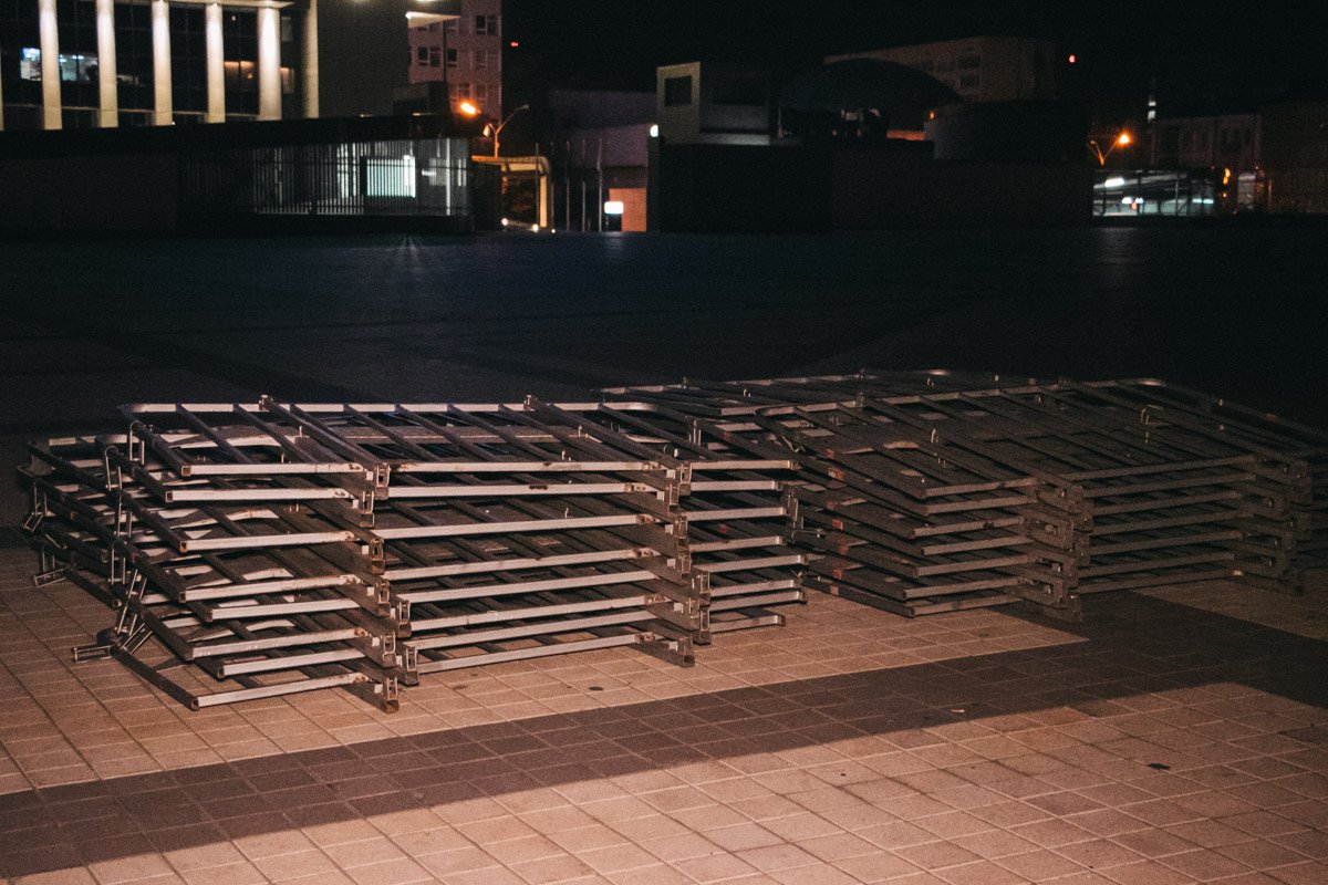 Также вдоль территории лежали элементы ограждения, которые пока не убрали. Это и понятно - ведь они не в приоритете