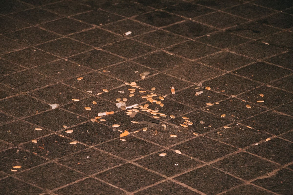 А вот уборка мусора - это гораздо серьезнее. Ведь уже утром главный стадион страны должен избавиться от следов празднования