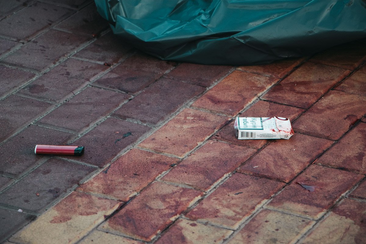 На теле нашли несколько глубоких порезов. Один из них был на шее, а еще два на руках На теле нашли несколько глубоких порезов. Один из них был на шее, а еще два на руках