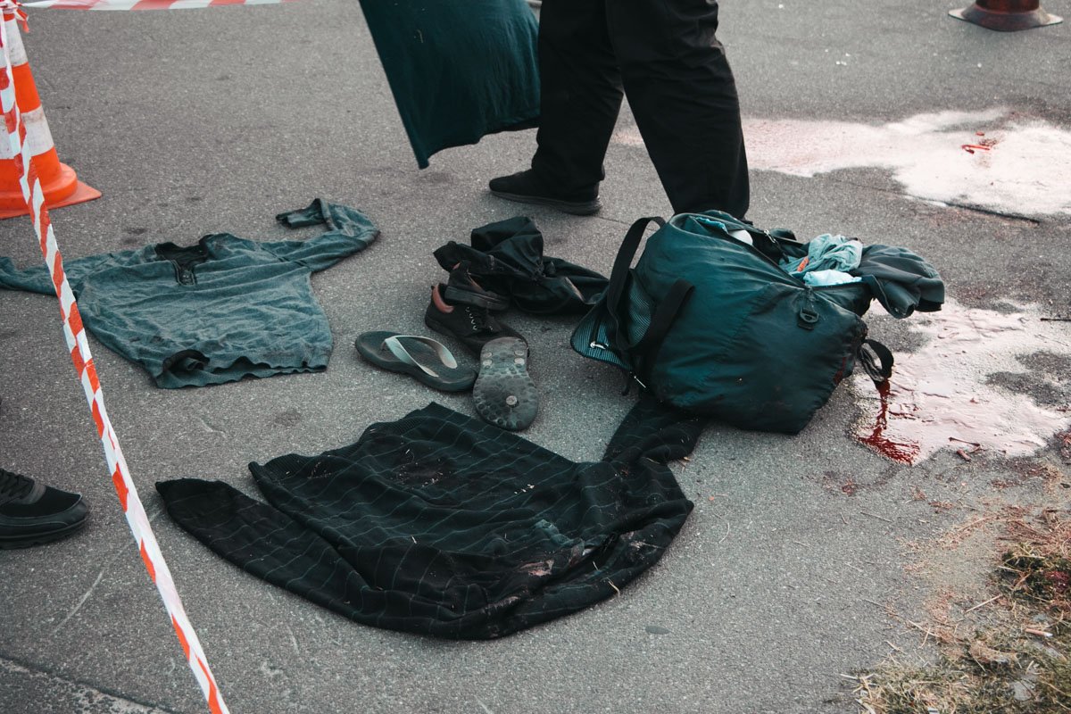 В 15 метрах от тела была огромная лужа крови и сумка с личными вещами В 15 метрах от тела была огромная лужа крови и сумка с личными вещами