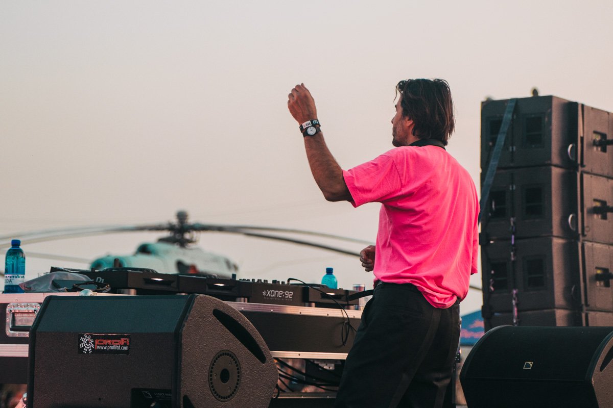 На сцене заживает Tiefschwarz На сцене заживает Tiefschwarz