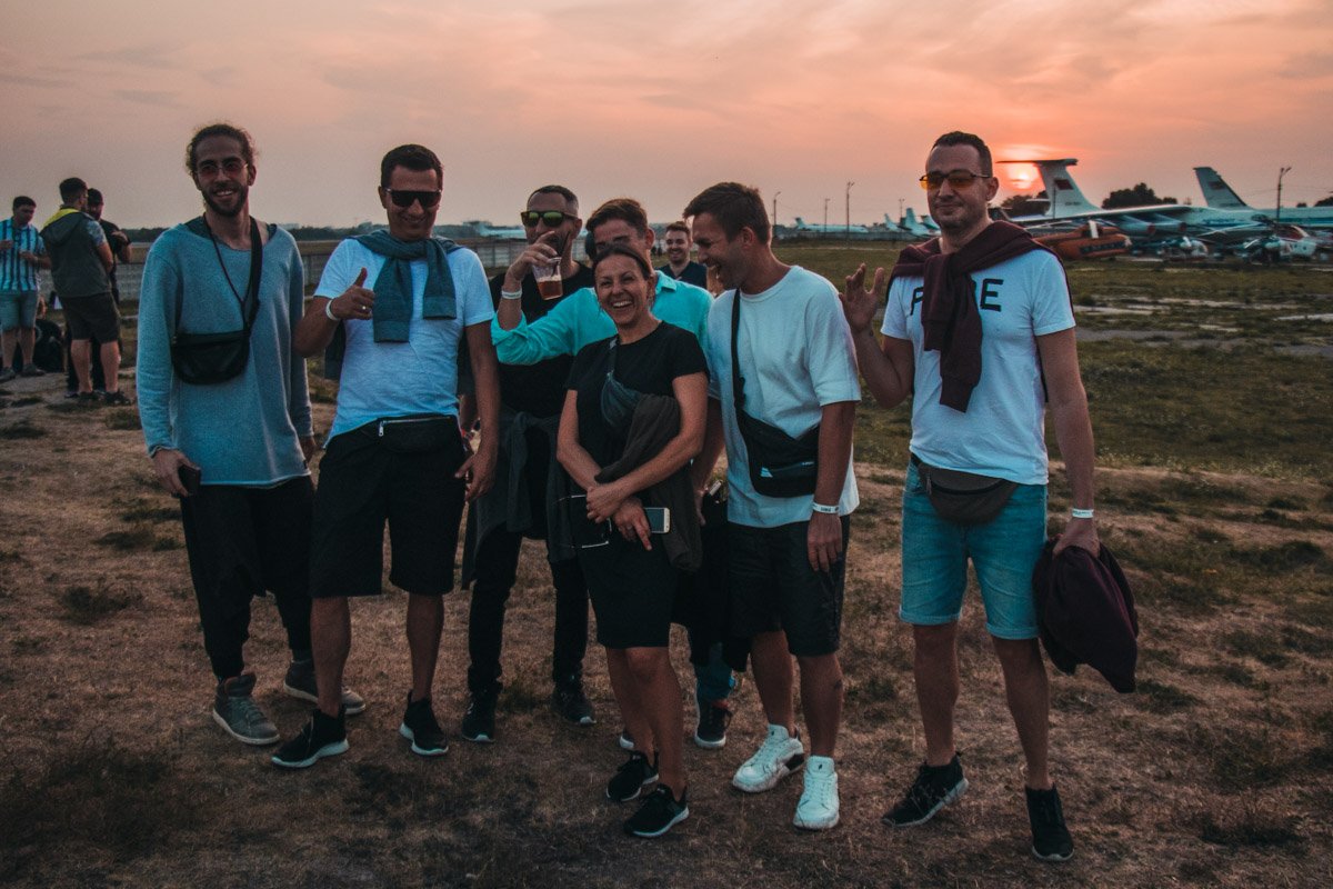 Алкоголь, электронная музыка и красивые закаты Алкоголь, электронная музыка и красивые закаты