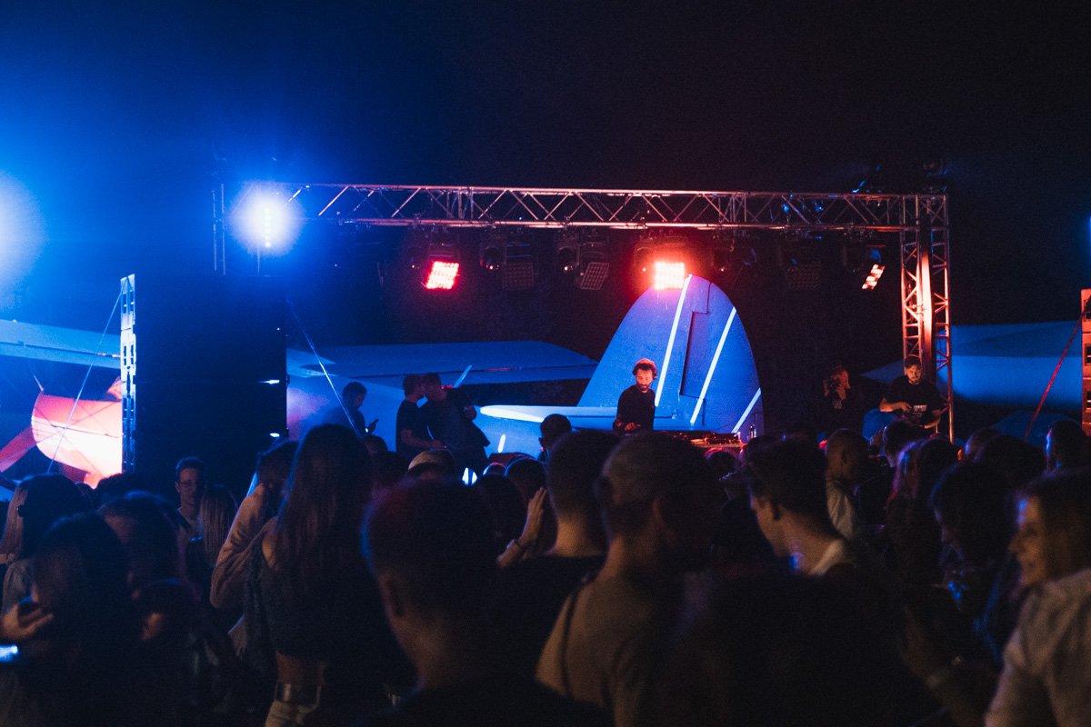 Диджеи разорвали танцпол и тишину пустого аэропорта Диджеи разорвали танцпол и тишину пустого аэропорта