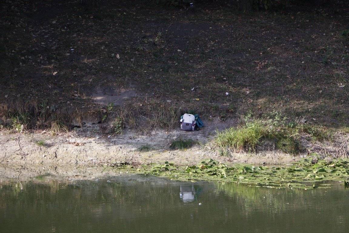 На противоположном берегу лежит рюкзак, возможно, он и принадлежит погибшей