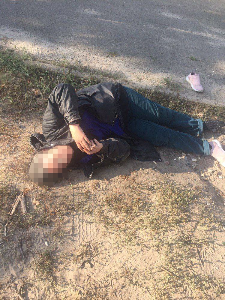 Женщина рухнула на землю недалеко от проезжей части