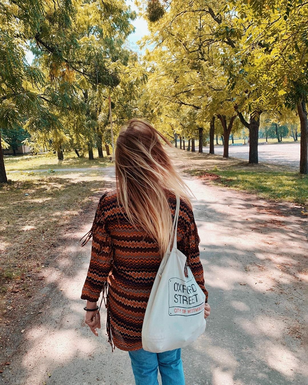 А еще осень - это время прогулок по золотым паркам и скверам. @showlovesky_ решила не ждать, когда под ногами образуются ковры из опавших листьев, и начала прогулки прямо сейчас