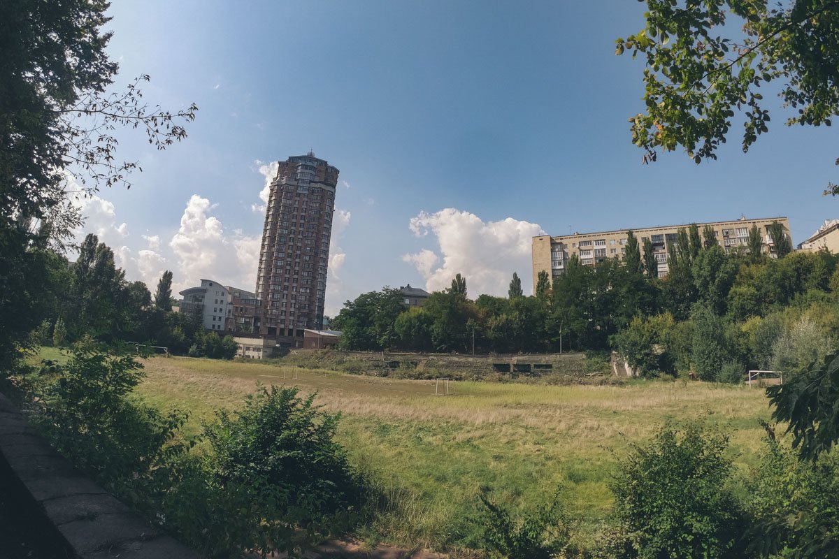 Стадион построили в далеком 1980 году