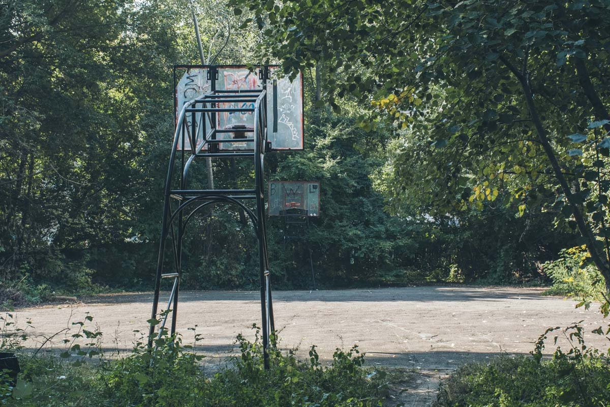 Впрочем, несмотря на такое состояние, здесь по прежнему играют в футбол и баскетбол