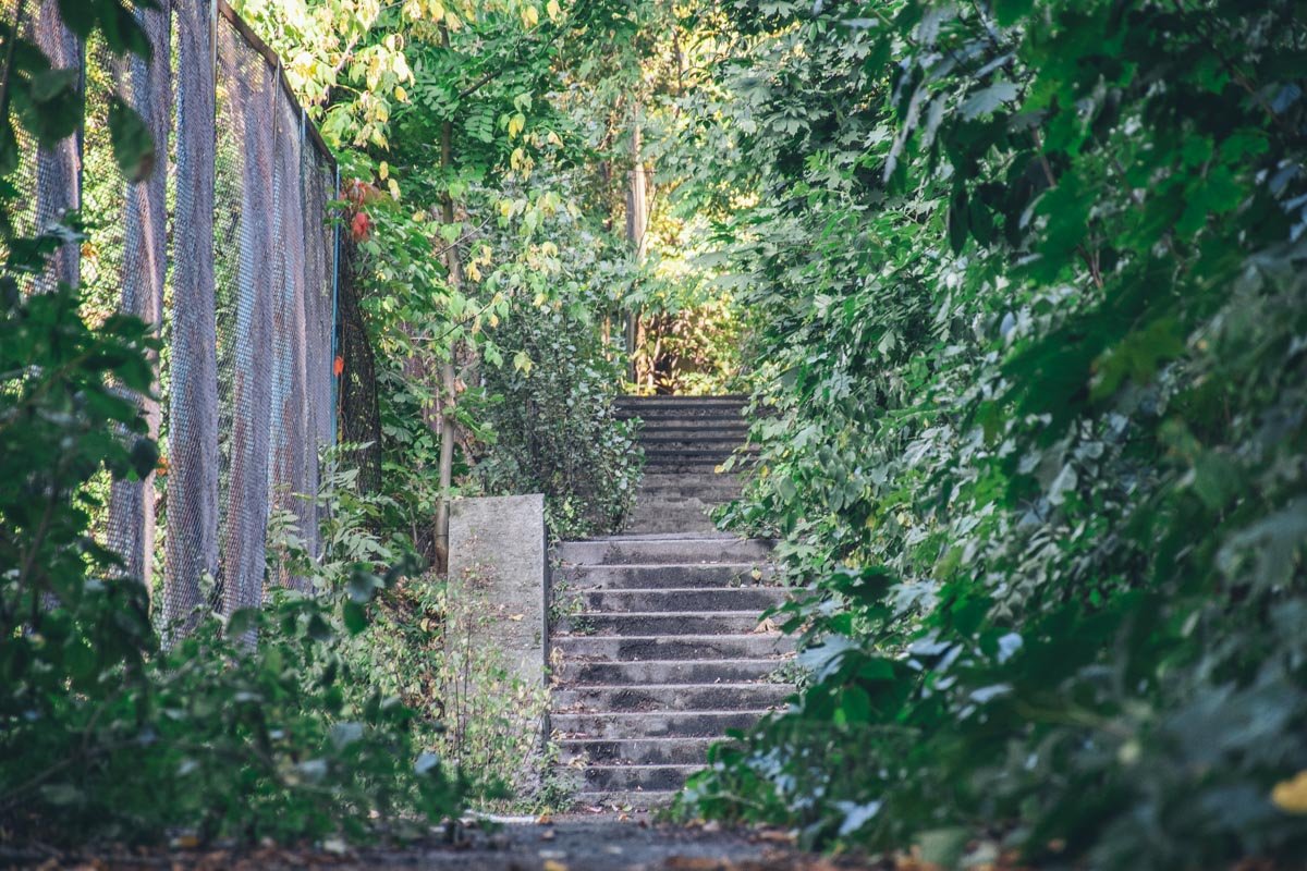 С другой стороны, ночью оказаться здесь не пожелаешь никому