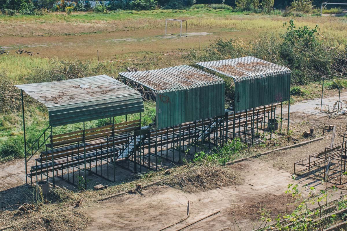 Часть трибун и скамеек все еще находится в приличном состоянии