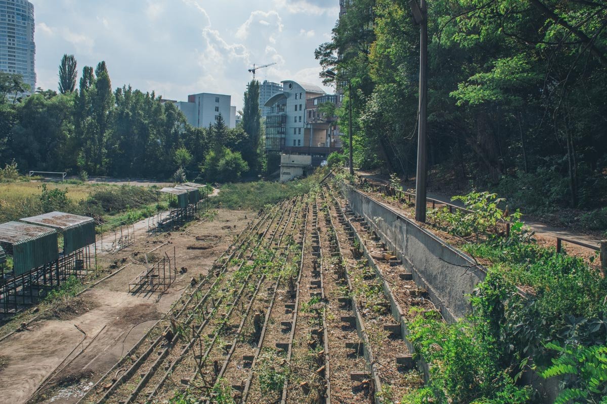 Когда-то эти трибуны вмещали до трех тысяч человек, сейчас - не больше двухсот
