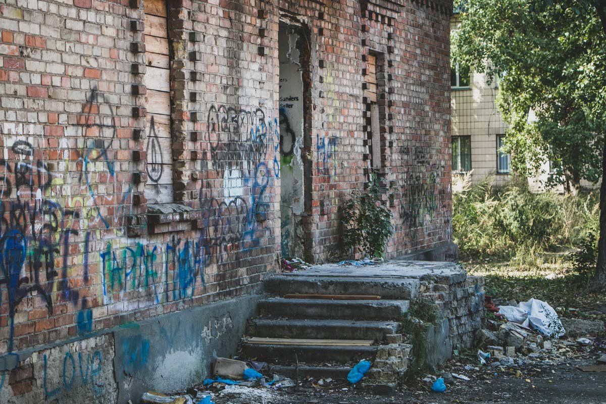 Умершему было около 35 лет. Тело начало разлагаться и издавало неприятный запах 