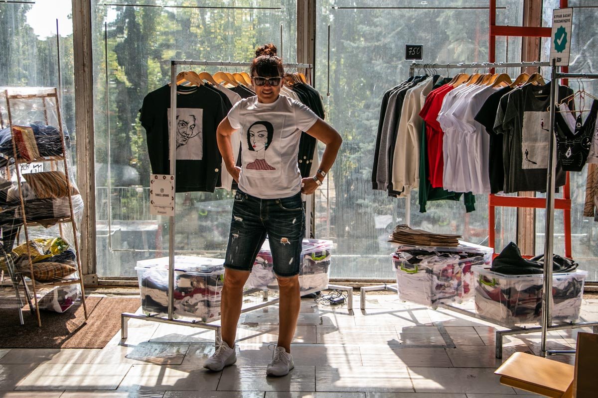 Когда не знаешь что круче: шмотки или продавец :)