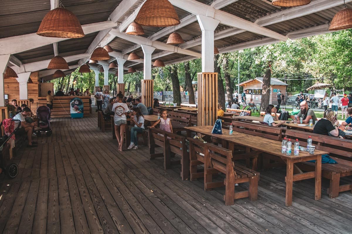 К тому же даже в Киеве фестиваль сохранил свои "морские" черты