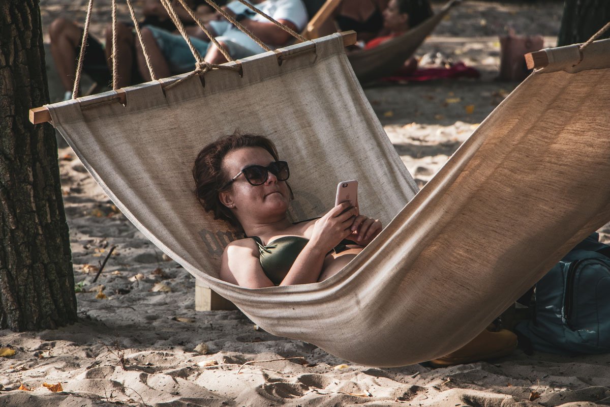 Но едва ли не больше людей релаксировали под музыку в гамаках и шезлонгах