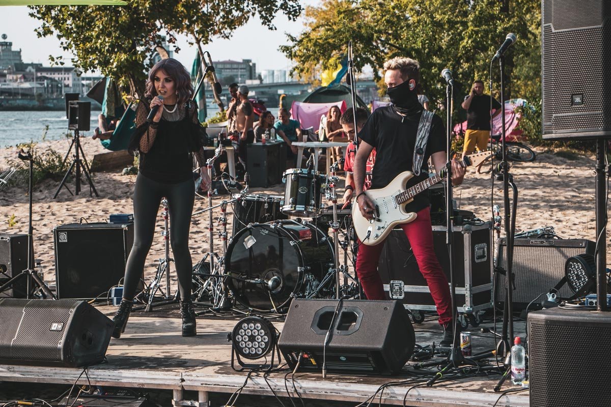 Прямо на пляже Труханова острова располагалась сцена Beach Stage