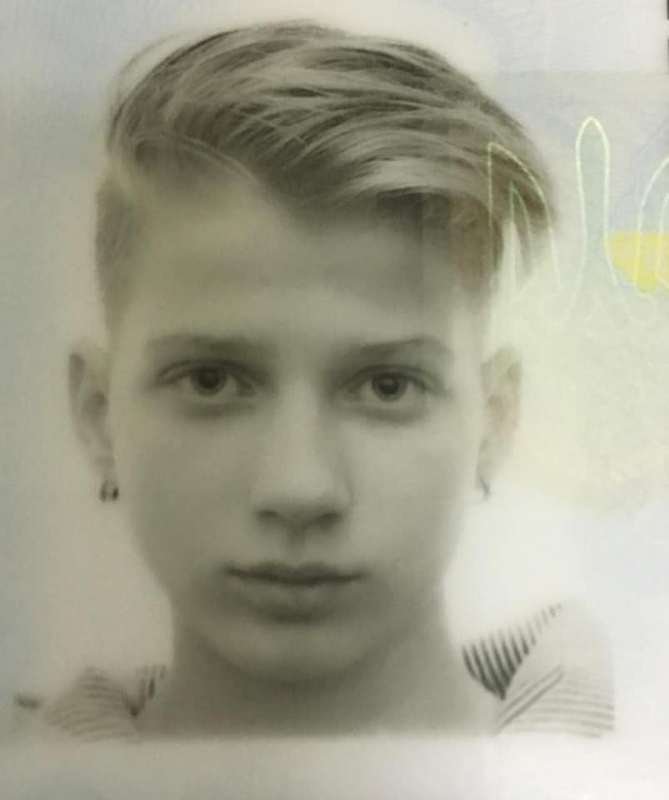 Полиция ищет 14-летнюю Леру. В ухе у девушки есть сережка в виде подковы Полиция ищет 14-летнюю Леру. В ухе у девушки есть сережка в виде подковы