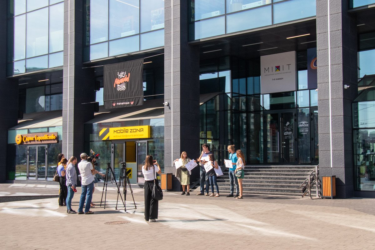 Акция оказалась не слишком массовой - всего пять человек Акция оказалась не слишком массовой - всего пять человек