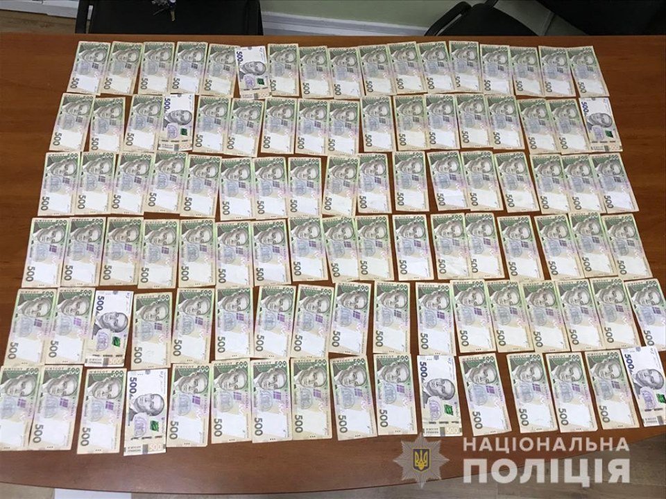 Мужчины похитили из бухгалтерского сейфа около 600 000 гривен